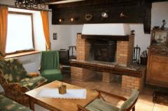 Ferme Aleksic - (fr)The living room with open fireplace