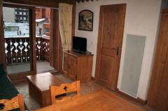 Appt. Les Fermes du Soleil, 8 - (fr)Living room and doors to balcony