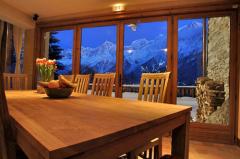 Domaine Les Chavants - La table de cuisine et la vue du soir