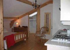 Chalet du Coin - (fr)First floor bedroom with living/kitchen/bathroom