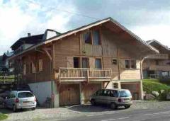 Chalet du Coin - (fr)Front of chalet, showing parking