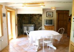 Ferme Creuzé - La table de cuisine et la cheminée