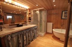 Maison du Cry - Le salle de bains au rez de chaussée