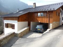 Ferme Leonard - (fr)Ferme Leonard, showing the garage and parking
