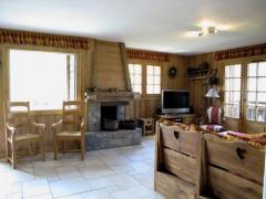 Demi Chalet ISBA 1 - Le salon et la cheminée
