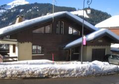 Chalet Laer - (fr)From across the road