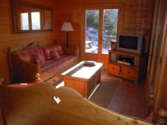 Chalet La Falaise - (fr)The living room and doors to balcony