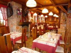 Les Airelles - (fr)The dining room and fireplace