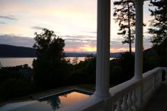 Maison de Morat - Le balcon et la piscine au crépuscule