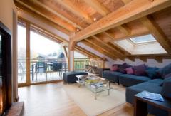 Chalet Maya - La pièce à vivre et le balcon