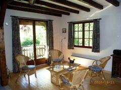 Chalet Mimi - (fr)The sitting room with doors to balcony