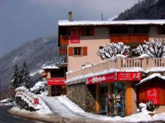 Morzine Hotel - (fr)The Ridge Hotel with ski shop in the foreground