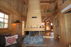 Chalet Le Perret - Le séjour/salon TV et son cheminée