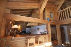 Chalet Le Perret - La cuisine depuis le coin repas