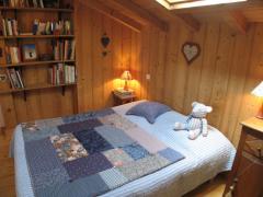 Chalet Plein Sud - (fr)A second floor bedroom