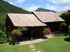 Chalet Rufus - (fr)The garden and traditional mazot